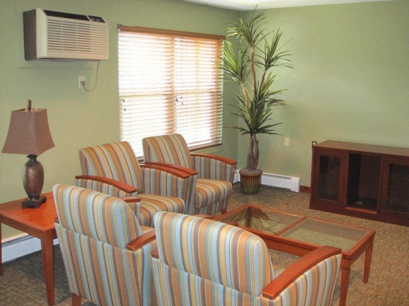 Bent Tree resident lounge seating area - Battle Creek, MI