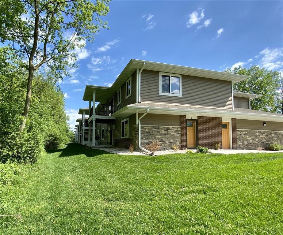 Photos and Video of Pinewood Park Villas in Howard, WI