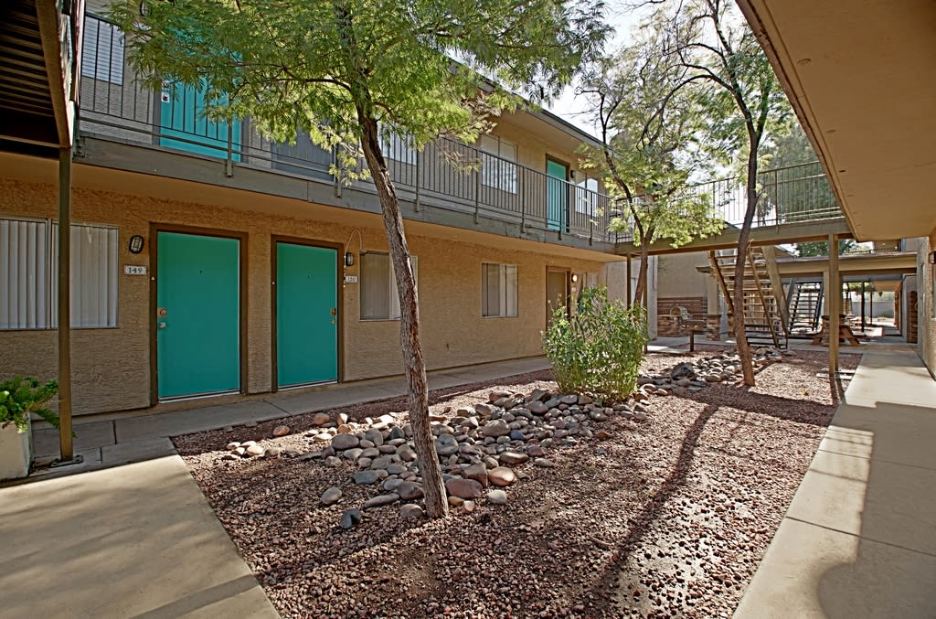Courtyard and grounds at Park Greenvale.