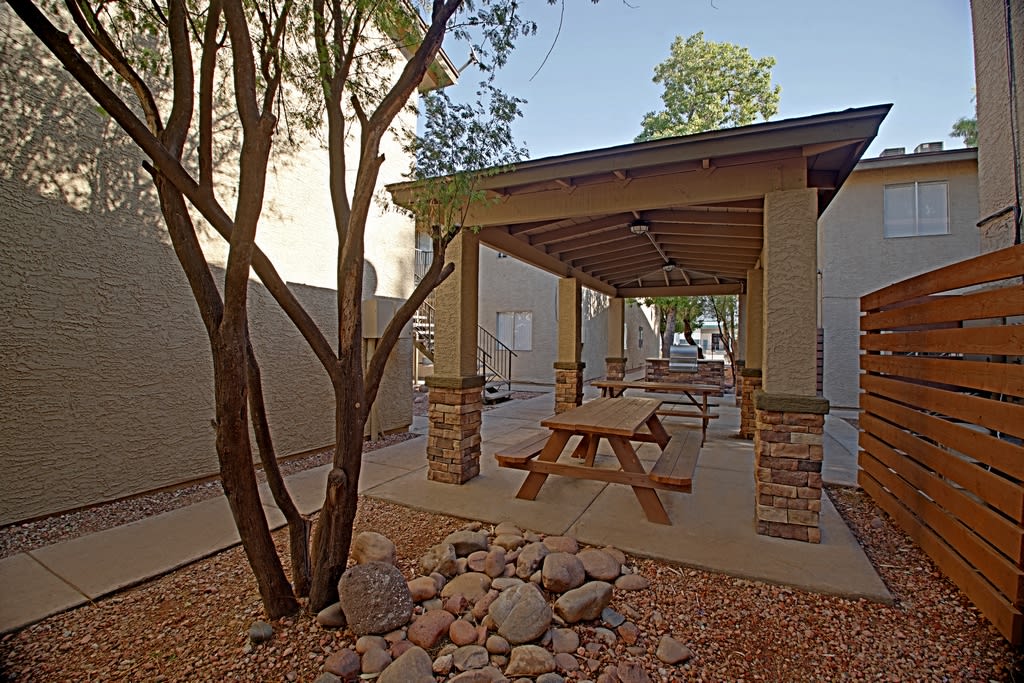 Covered picnic area at Park Greenvale.