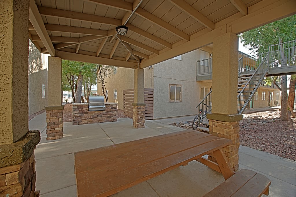 Covered picnic tables at Park Greenvale.