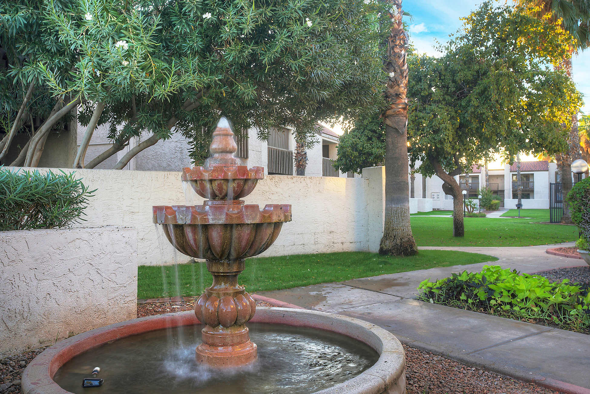 Shared outdoor space at Townhomes on the Park Apartment Homes.