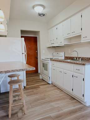 Granite Counter Tops In Kitchen at Emerald Village Apartments, Willoughby, OH