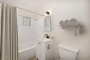 The Camellia on Buck | Bathroom