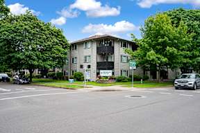 Broadway Center | Exterior