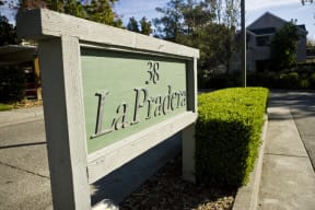 a sign in front of a house that says la première