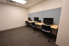 A room with a desk and chairs.