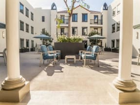 Courtyard at Carson Terrace Apartments in Carson, CA