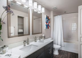 Bathroom with double sinks| Barcelona Jupiter
