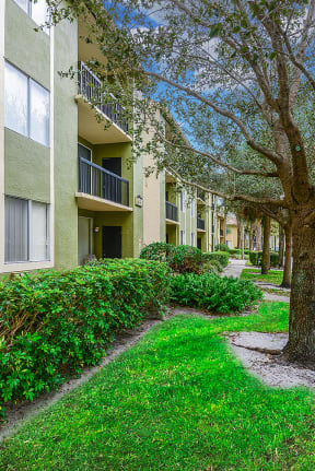 Professionally maintained grounds | Cypress Shores