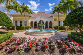 Courtyard with mature landscaping | Floresta