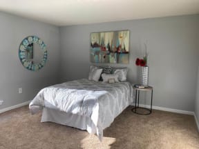 a bedroom with a bed and a painting on the wallat The Glendale Residence Apartments, Lanham, 20706