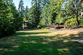 Green lawn and trees at Timberlee, Oregon , 97221