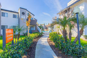 the preserve at ballantyne commons apartments walkway and landscaping