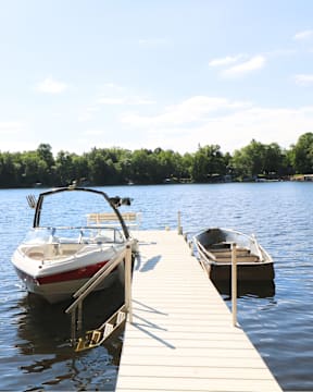 A boat is docked at a pier on a lake.