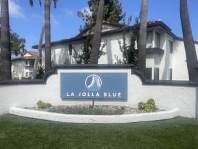 the building in which the villa is located at La Jolla Blue, California