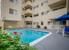 Apartment Building in Beverly Hills Pool