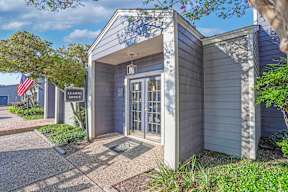 Entrance of the leasing office at Laurel Parc apartments in Shreveport, LA.