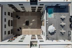 A modern house with a central courtyard and a pool.