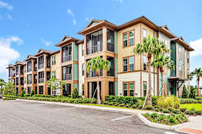Apartment exterior at POINTE AT EAST SHORE APARTMENTS, APOPKA
