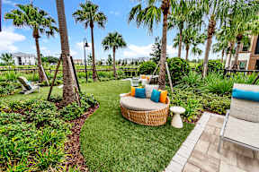 Courtyard with patio at POINTE AT EAST SHORE APARTMENTS, APOPKA