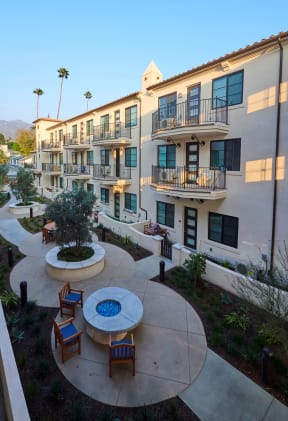 Vista Grande Court Courtyard