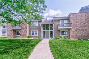 Exterior Apartment Building at Somerset Lakes
