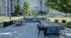 Picnic area - exterior of The Mil'Ton Apartments in Vernon Hills