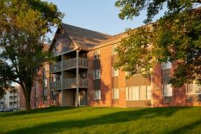 exterior view of Valley Creek Apartments in Woodbury, MN