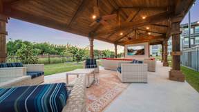additional photo for property listing at chic digs with room to stretch out in the village 22 car