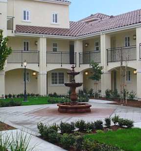 A courtyard with a fountain in the middle of it.