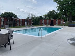 swimming pool at Overlook 380 Apartments
