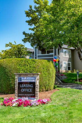 the reserve at bucklin hill leasing office sign