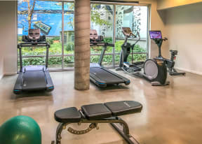 Beryl Apartments Seattle - fully equipped fitness center