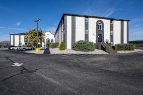 Kent apartment exterior parking lot