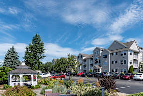 Grilling and Gazebo at The Ledges Apartment Rentals