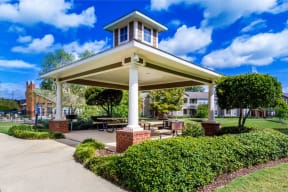 Outdoor BBQ Area at Carlton Park Apartment Homes, Mississippi, 39232