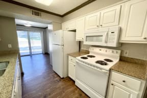 Backsplash in Classic Style Kitchen at Cambridge Station Apartment Homes, 38655