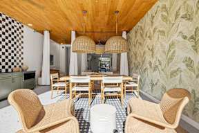 A room with a wooden ceiling and a checkered wallpaper on the wall.