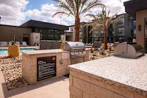 A modern building with a pool and a sign that says "GRILL GOLFICES".