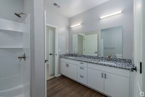Large bathroom at The Boulevard in Joplin, MO