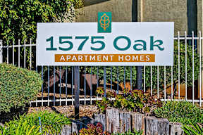 Sign for 1575 Oak Apartment Homes