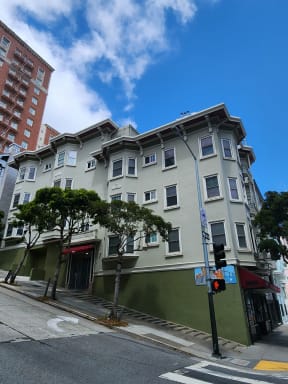 Stately positioning of 900 Taylor Street Apartments in San Francisco.