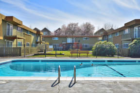 Menlo Manor: pool