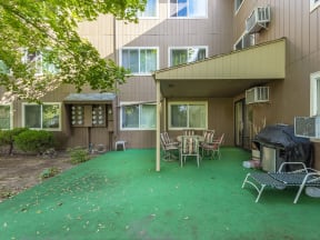 Glenwood Manor outdoor sitting area