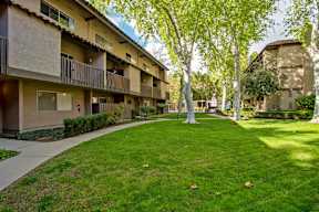 Green Space to Walk And Relax at Wilbur Oaks Apartments, Thousand Oaks