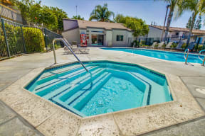 Harbor Cliff Apartments Lifestyle - Hot Tub
