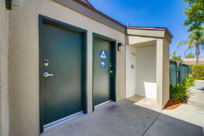 Harbor Cliff Apartments Restroom
