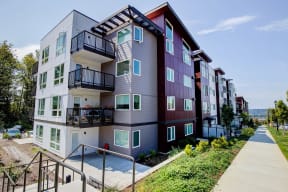 Building Exterior View at Avaya Ridge Apartments, Washington