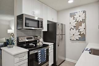 the preserve at ballantyne commons apartment kitchen with stainless steel appliances at St. Andrews Reserve, Wilmington, NC
